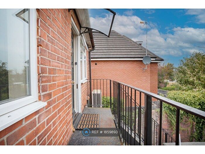 3 Bedroom Flat To Rent In Reading Road, Winnersh, Wokingham, RG41