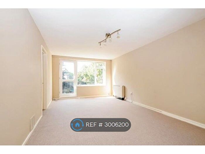 2 Bedroom Flat To Rent In Eccleshill, Bromley, BR2