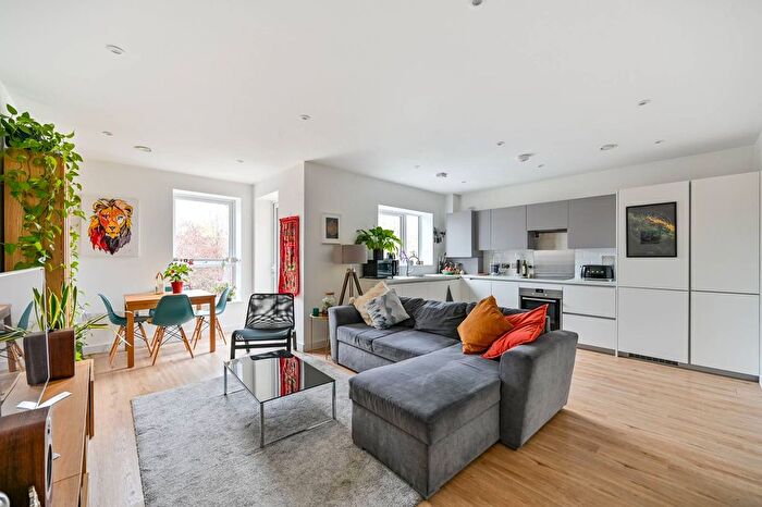 1 Bedroom Flat For Sale In Packham Mews, Hounslow, TW3