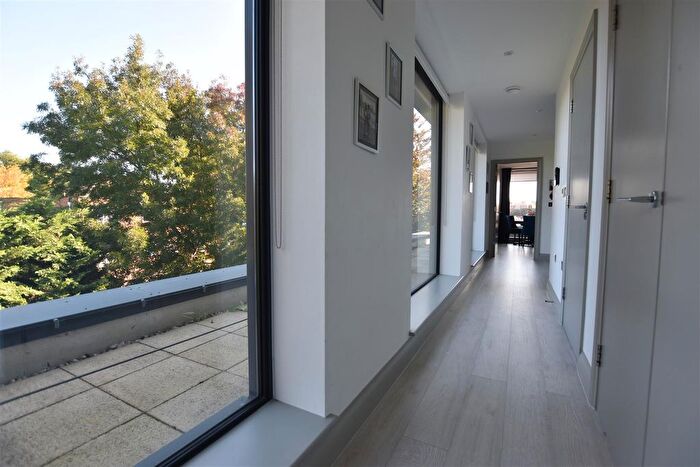 2 Bedroom Flat To Rent In Indigo Square, Surbiton, KT6