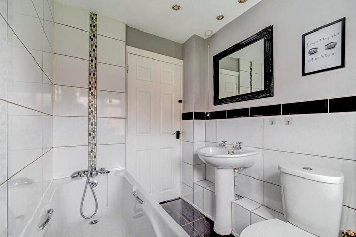 2 Bedroom Apartment To Rent In Lock Close, Batchley, Redditch, Worcestershire, B97