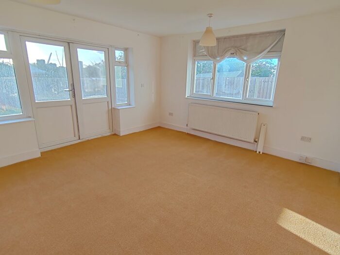 5 Bedroom Semi-Detached House To Rent In North Circular Road, London, NW10