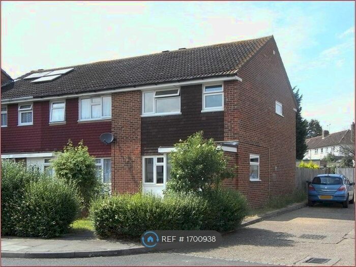 4 Bedroom Semi-Detached House To Rent In Bryant Close, Barnet, EN5
