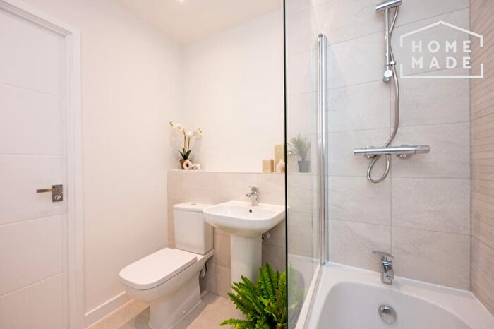 1 Bedroom Flat To Rent In River View, TW18