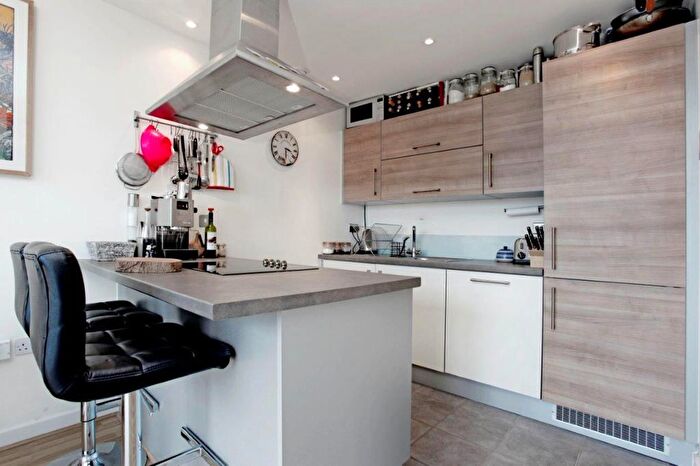 1 Bedroom Flat To Rent In Windsor Court, Mostyn Grove, London, E3