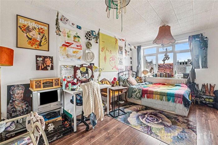 3 Bedroom Flat For Sale In Comet Street, London, SE8