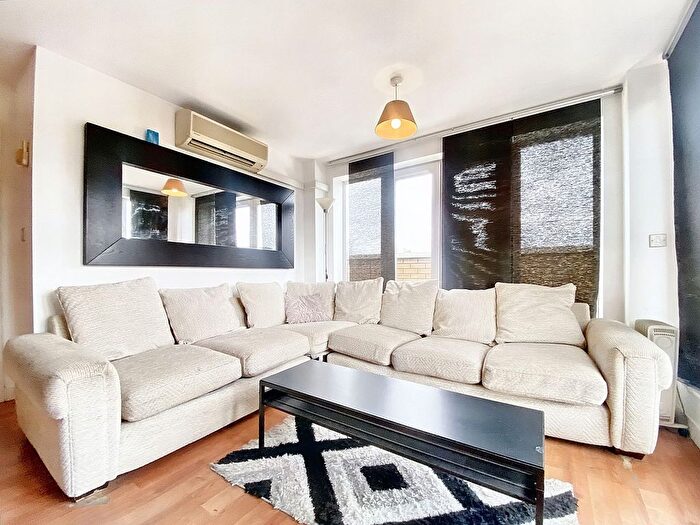 3 Bedroom Flat To Rent In High Street, Uxbridge, UB8