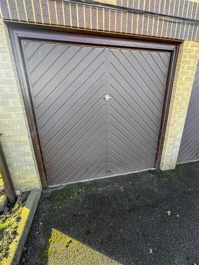 Garage / Parking To Rent In Oakleigh Road North, London, N20