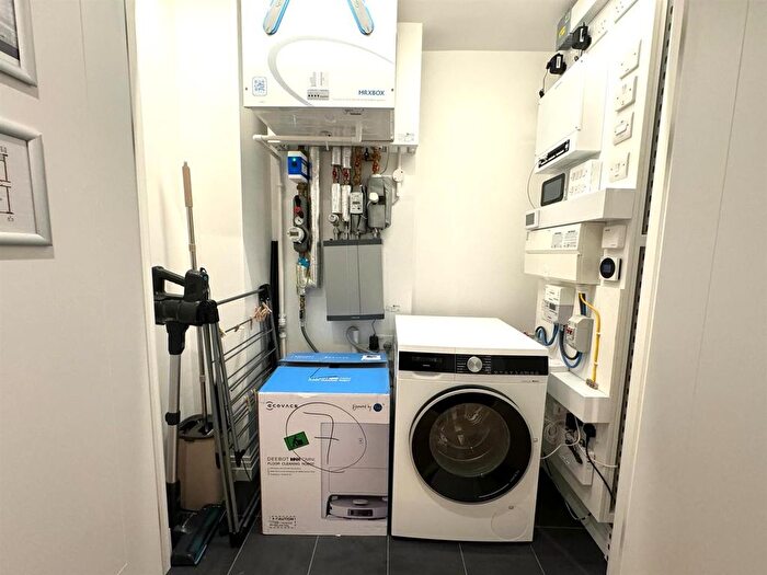 1 Bedroom Flat To Rent In Lockgate Road, London, SW6