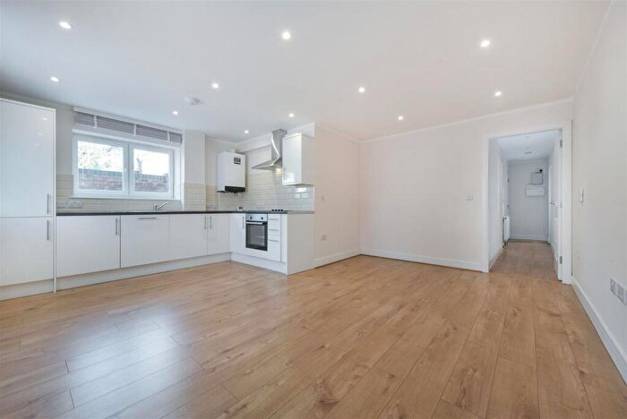 1 Bedroom Flat For Sale In Leeway Close, Hatch End, Pinner, HA5