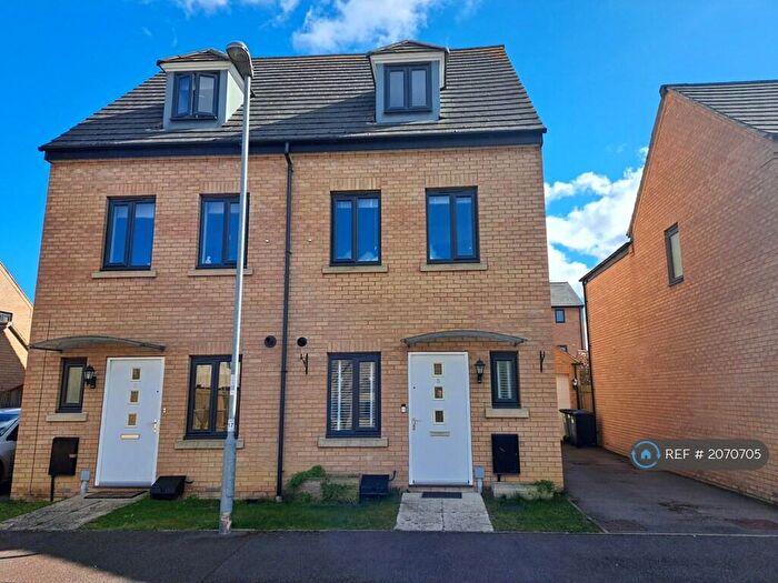 4 Bedroom Semi-Detached House To Rent In Wren Close, St. Ives, PE27