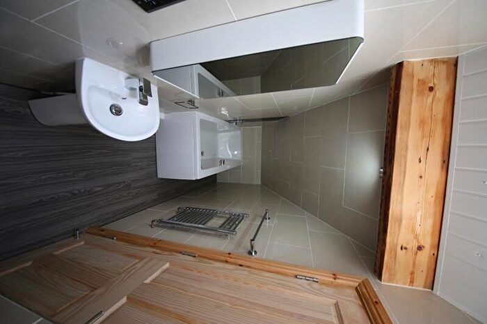 1 Bedroom Flat To Rent In Queens Road, Hyde Park, Leeds, LS6