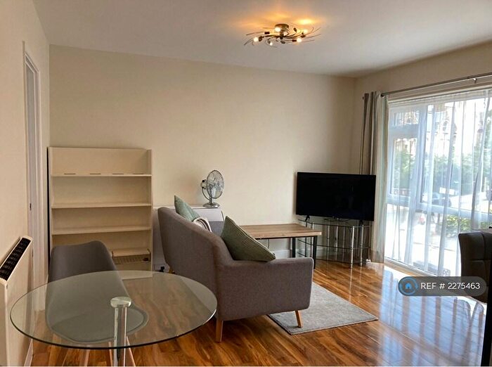 2 Bedroom Flat To Rent In Cedar Gardens, Sutton, SM2