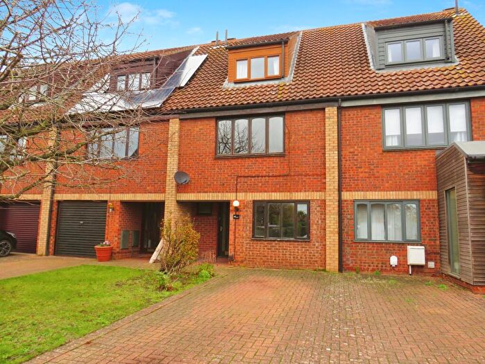 3 Bedroom House To Rent In Armstrong Close, Newmarket, CB8