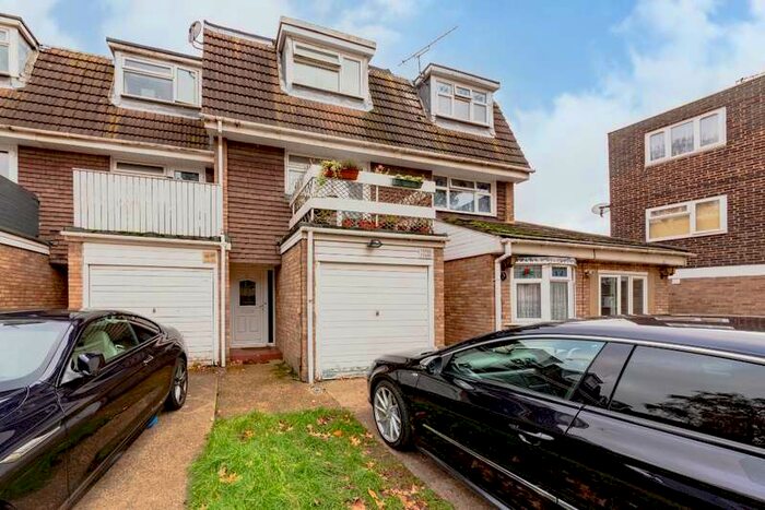 3 Bedroom House For Sale In Peartree Close South Ockendon, RM15