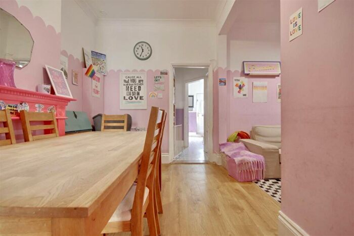 2 Bedroom Flat For Sale In Francis Avenue, Southsea, PO4