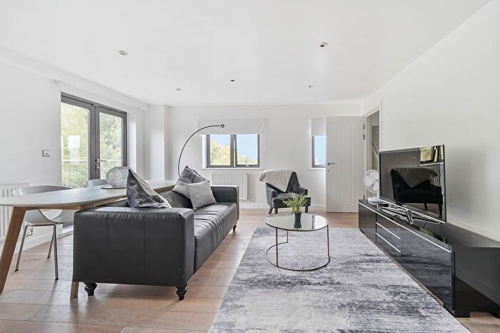 2 Bedroom Flat To Rent In South Street, Epsom, KT18