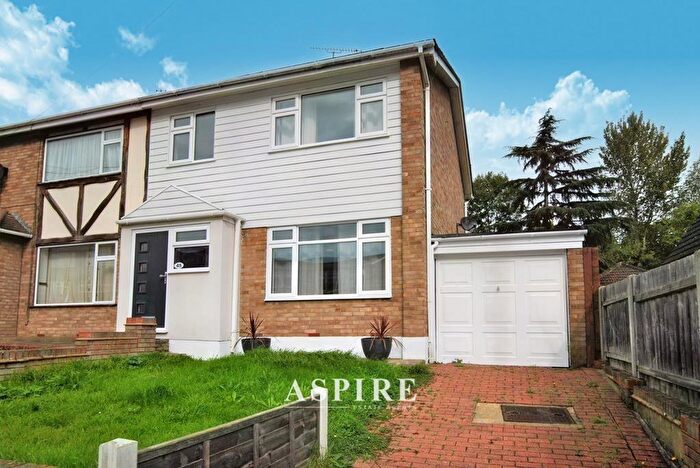 3 Bedroom Semi-Detached House For Sale In Fernlea Road, Benfleet, SS7