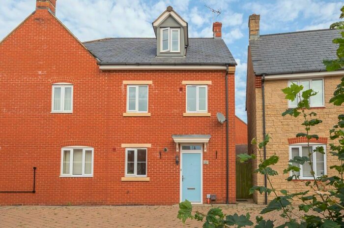 4 Bedroom Semi-Detached House For Sale In Mariner Road, Swindon, SN25