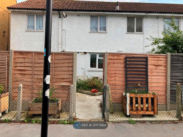 2 Bedroom Flat To Rent In Holmesdale Road, London, SE25