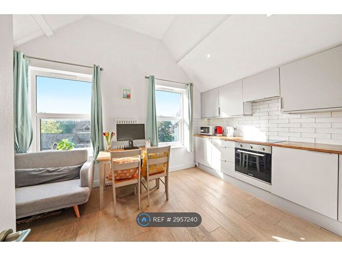 1 Bedroom Flat To Rent In East St, Epsom, KT17