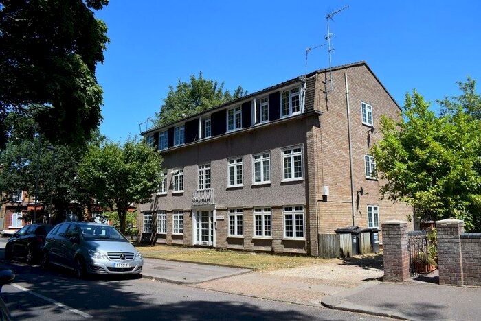 1 Bedroom Ground Flat To Rent In Waverley Road, London, EN2