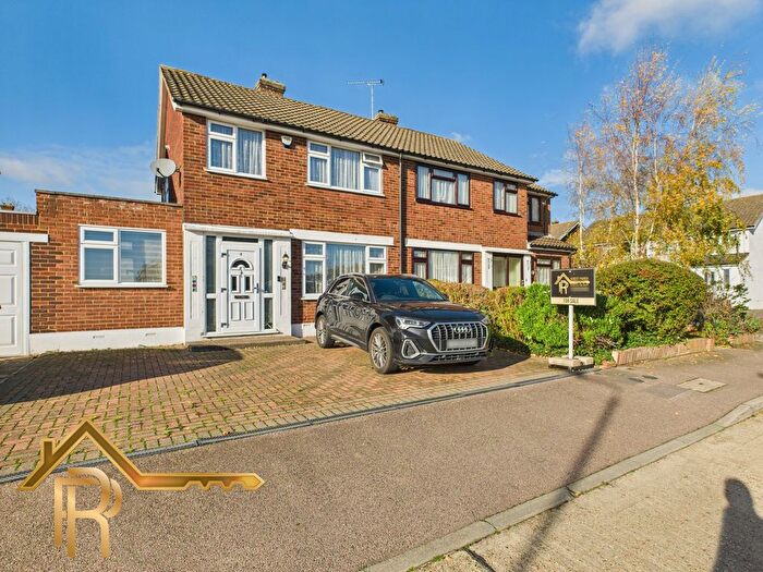 4 Bedroom Terraced House For Sale In Carisbrooke Close, Hornchurch, Essex, RM11