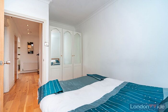 3 Bedroom Flat To Rent In Top Floor, Sutherland Avenue, Maida Vale, W9