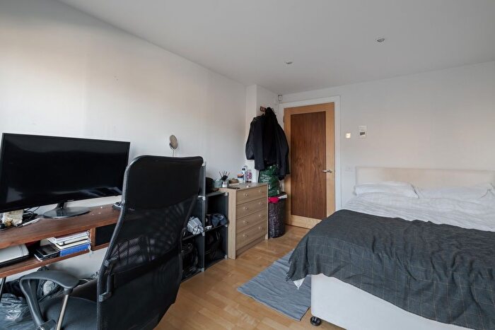 3 Bedroom Flat To Rent In Naoroji Street, London, WC1X