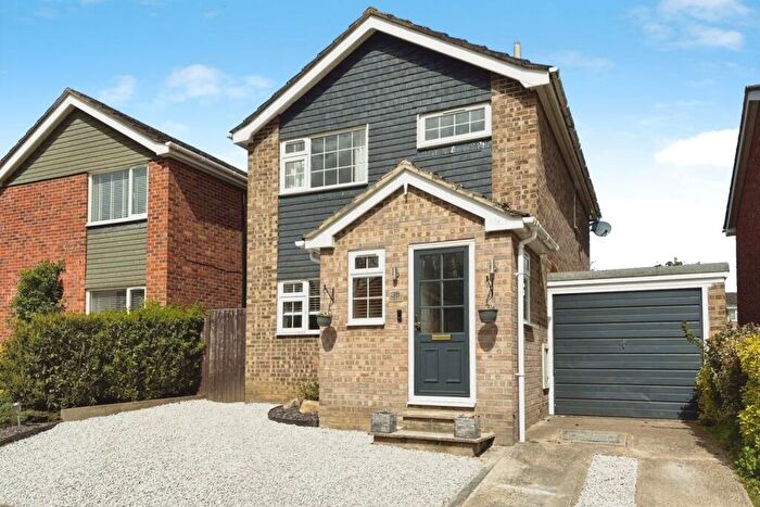 3 Bedroom Detached House For Sale In Bramshott Drive, Hook, Hampshire, RG27