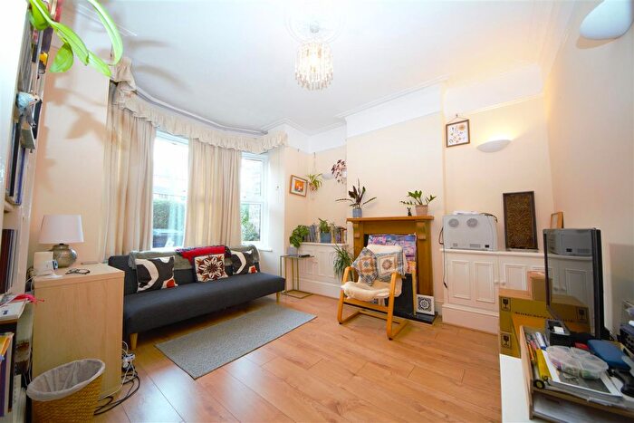 2 Bedroom Flat To Rent In Market Place, East Finchley, N2