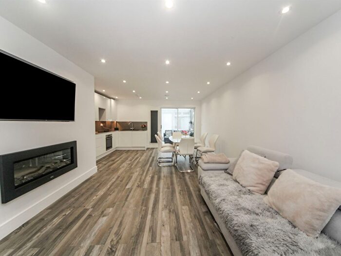 3 Bedroom Flat To Rent In Rosedale, Houghton Regis, LU5