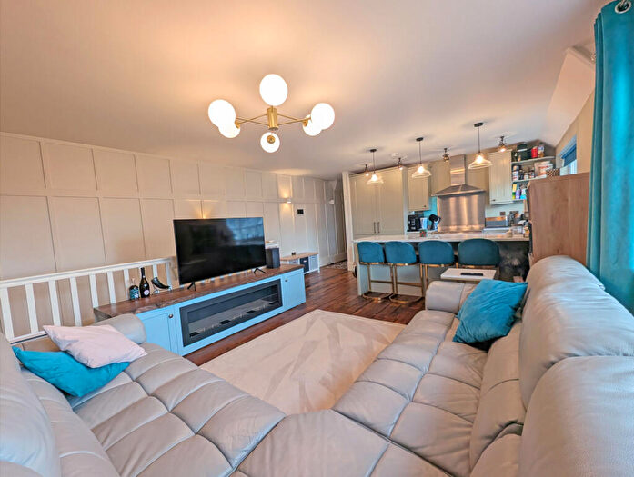 1 Bedroom Maisonette For Sale In Turners Hill, Waltham Cross, EN8