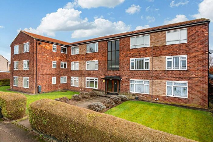 2 Bedroom Flat For Sale In Cozens Road, Ware, SG12