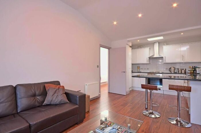 2 Bedroom Flat To Rent In Weymouth Mews, Marylebone, London, W1G