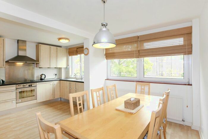 2 Bedroom Flat To Rent In Lansdowne Road, London, SW20