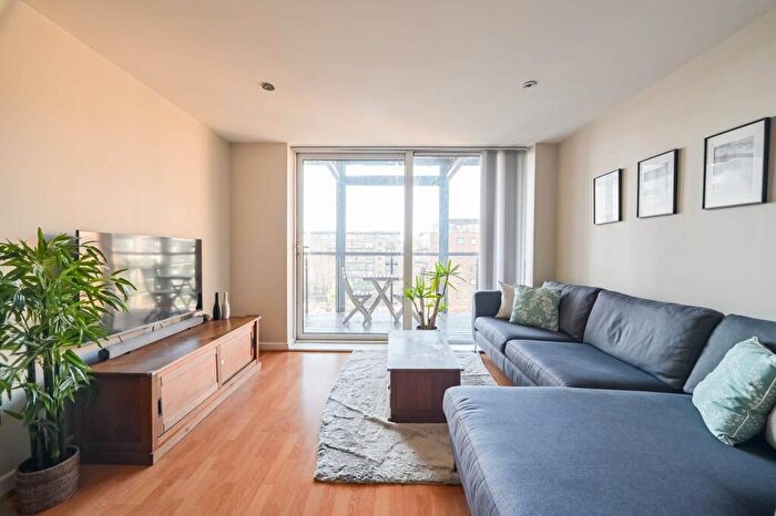2 Bedroom Flat For Sale In Berglen Court, Limehouse, London, E14