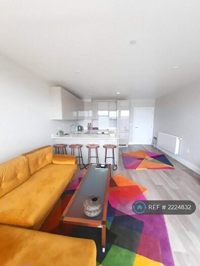 1 Bedroom Flat To Rent In Mill Court, London, N11