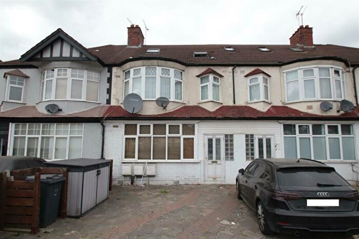 1 Bedroom Flat For Sale In North Circular Road, London, N13