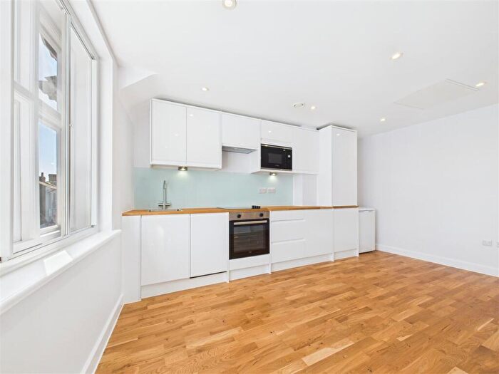 1 Bedroom Flat To Rent In Bucklersbury, Hitchin, SG5