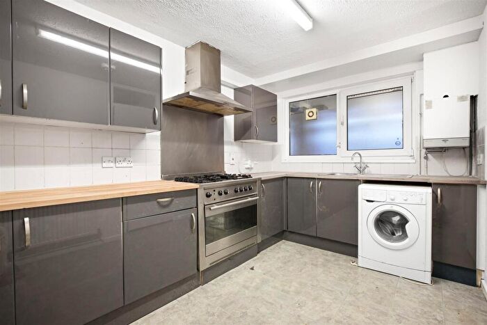 3 Bedroom Flat To Rent In Windermere House, Mile End, Eric Street, London, E3