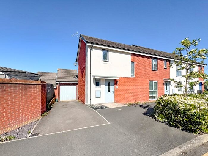 3 Bedroom End Of Terrace House To Rent In Wallshut Wood, Bristol, Gloucestershire, BS16