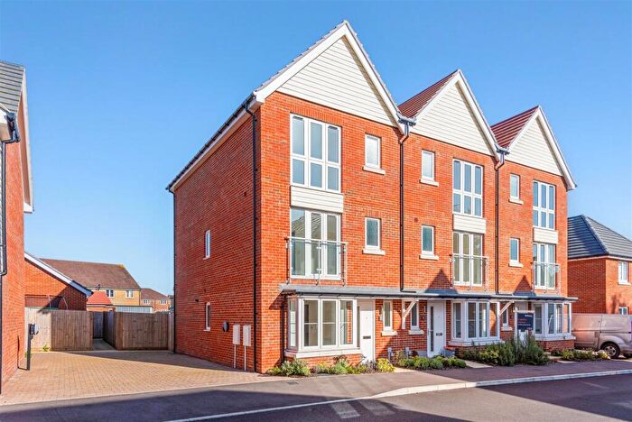 4 Bedroom End Of Terrace House For Sale In Limestone Road, Chichester, PO20