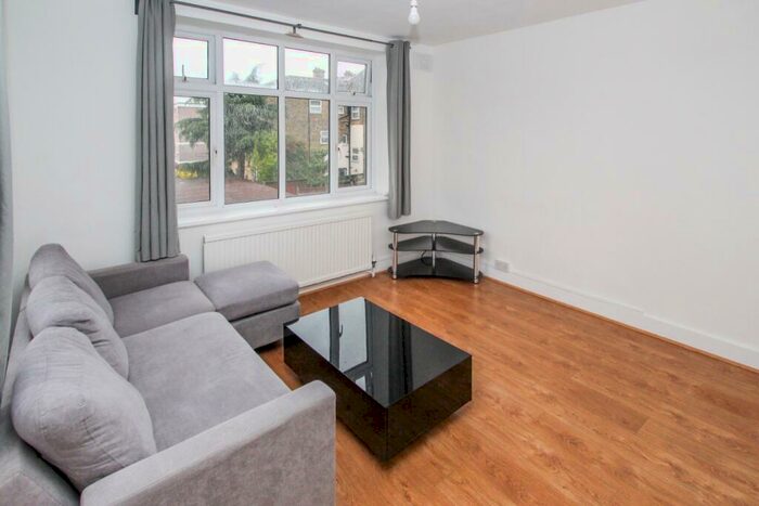 2 Bedroom Flat To Rent In Fairlop Road, Leytonstone, London, E11