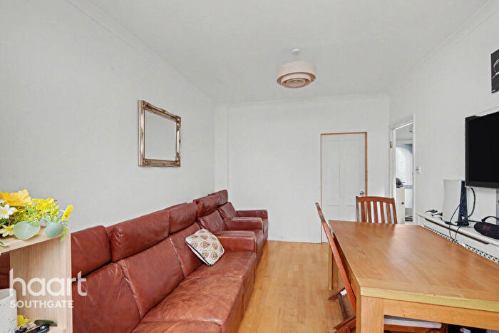 3 Bedroom Semi-Detached House For Sale In Hampden Way, London, N14