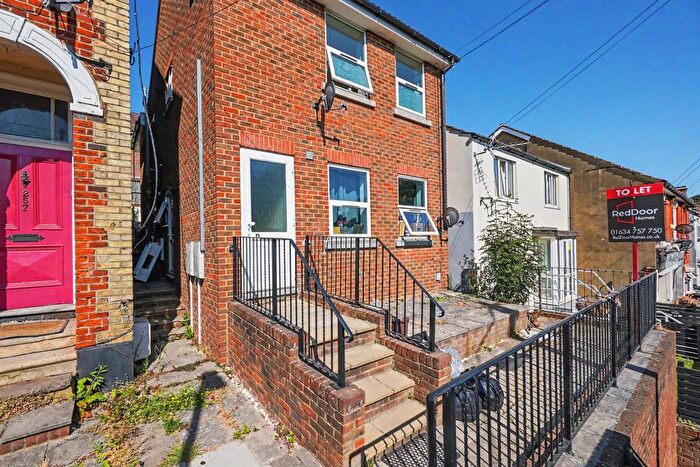 2 Bedroom Flat To Rent In Luton Road, Chatham, ME4