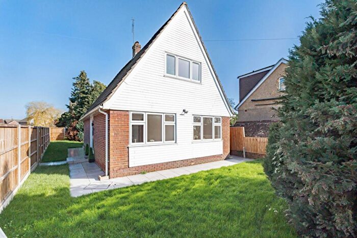 3 Bedroom Detached House For Sale In Willow Way, Farnham, Surrey, GU9