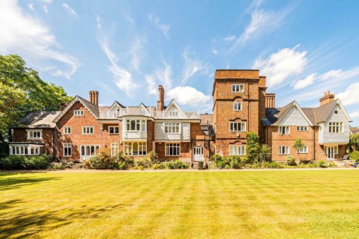 3 Bedroom Flat To Rent In Devey Close, Kingston Upon Thames, KT2