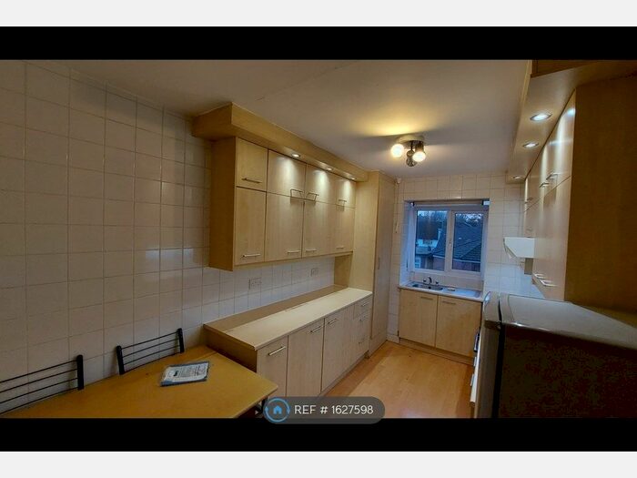 2 Bedroom Flat To Rent In Singleton Court, Prestwich, Manchester, M25