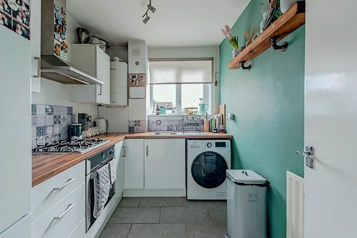1 Bedroom Flat For Sale In Brighton Road, Salfords, Redhill, RH1